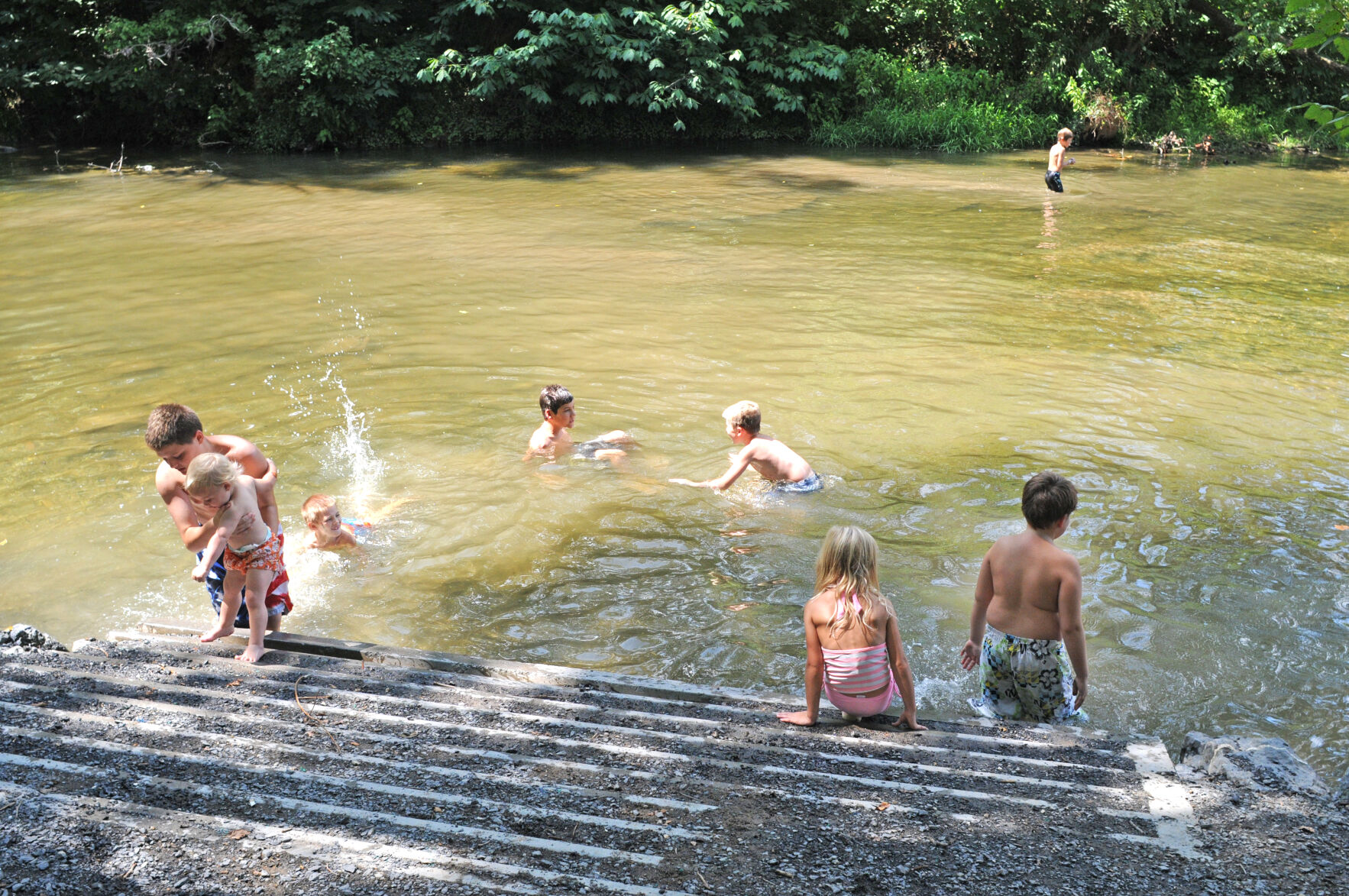 Families splash Shenandoah River